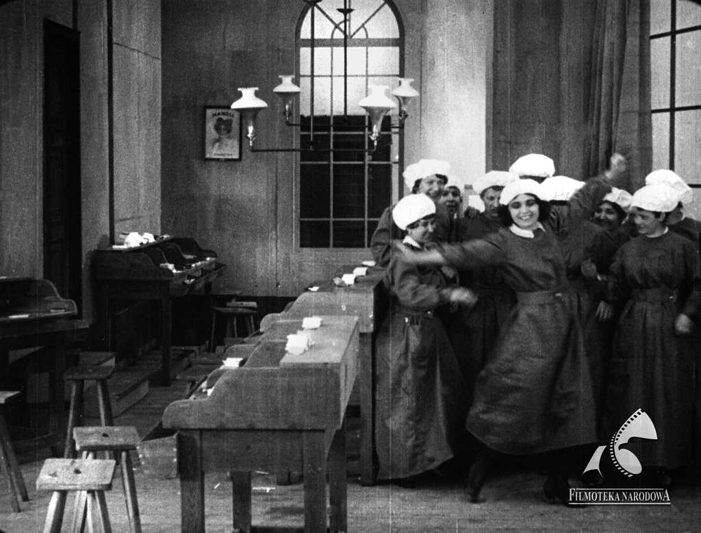 Kadr z filmu 'Mania. Historia pracownicy fabryki papierosów' z Polą Negri